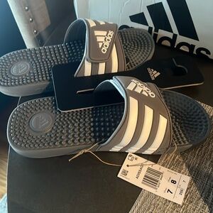 NWT Adidas Unisex Adissage Slides Sandals, Gray and white, US size Men 7 Women 8